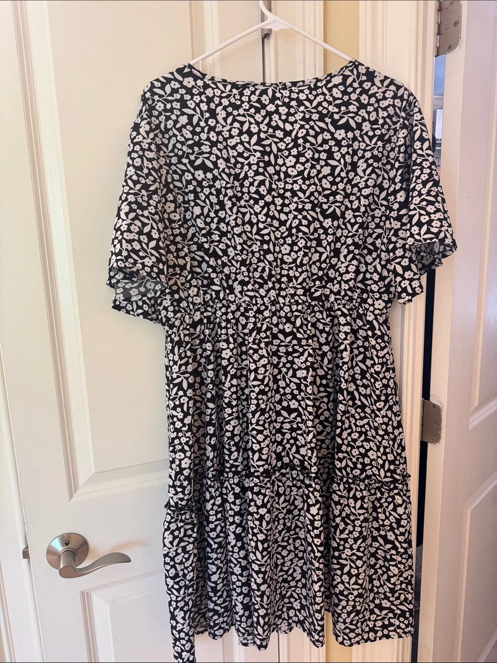 Black and White Floral Midi Dress with V-Neck Twist - Picture 6 of 6